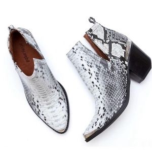 Jeffery Campbell Cromwell boots size 8.5 snake print